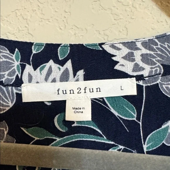 Fun 2 Fun Navy and White Floral Blouse Size L - Picture 3 of 4